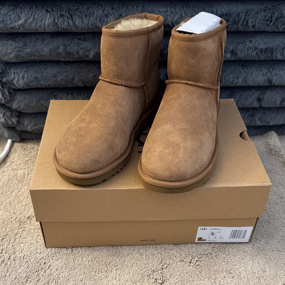 Ugg Classic Mini II Women’s Boots NWT!!!